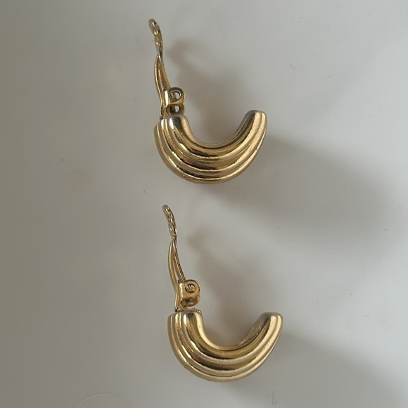 Clam Shell Shaped Gold Tone Clip-On Earrings Vintage - Picture 3 of 6